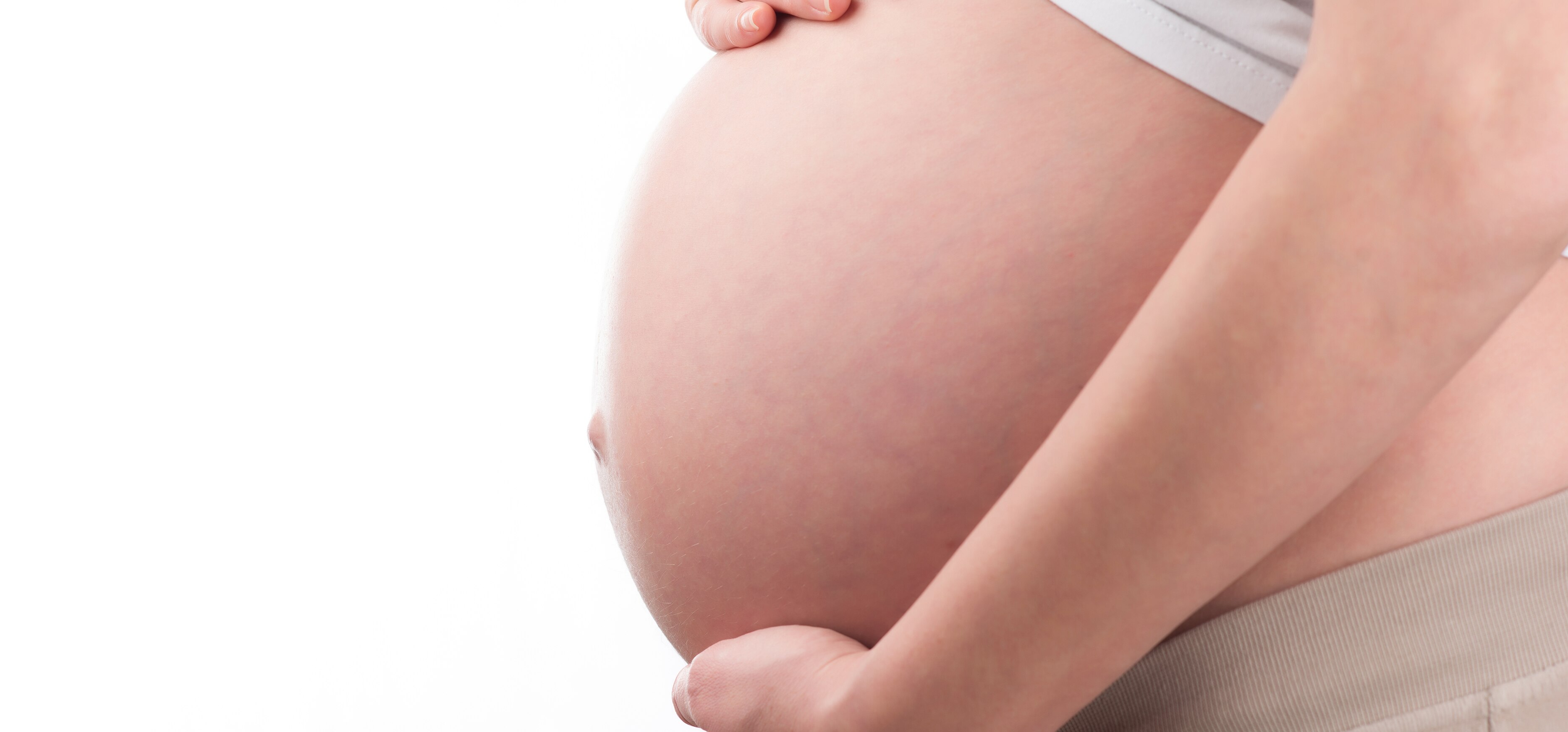 Pregnant belly highlighting need for prenatal syphilis testing